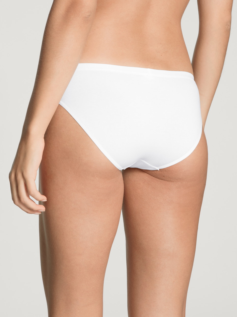 La modella / Il modello Donna indossa Slip in Cotone di colore Bianco, Tinta unita, della serie Natural Comfort di CALIDA, Vista posteriore