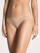 Damen-Model trägt Slip, low cut aus Baumwolle in Beige, Einfarbig aus Serie Natural Comfort von CALIDA, Vorderansicht
