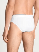 Herren-Model trägt Slip, 3er-Pack aus Baumwolle in Weiß, Einfarbig aus Serie Pure & Style von CALIDA, Rückansicht