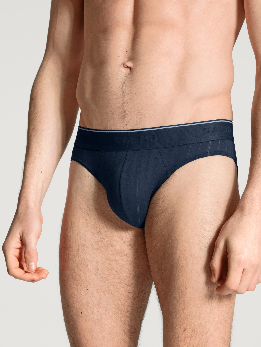 Herren-Model trägt Slip, 3er-Pack aus Baumwolle in Blau, Einfarbig aus Serie Pure & Style von CALIDA, Vorderansicht