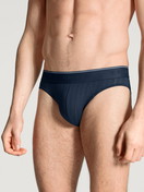 Herren-Model trägt Slip, 3er-Pack aus Baumwolle in Blau, Einfarbig aus Serie Pure & Style von CALIDA, Vorderansicht