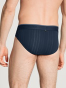 Herren-Model trägt Slip, 3er-Pack aus Baumwolle in Blau, Einfarbig aus Serie Pure & Style von CALIDA, Rückansicht