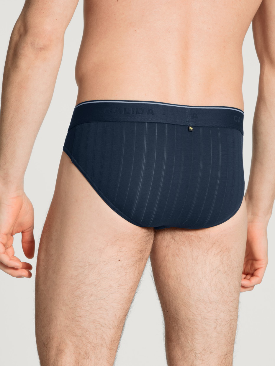 Herren-Model trägt Slip, 3er-Pack aus Baumwolle in Blau, Einfarbig aus Serie Pure & Style von CALIDA, Rückansicht