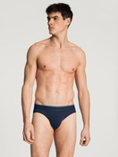 Herren-Model trägt Slip, 3er-Pack aus Baumwolle in Blau, Einfarbig aus Serie Pure & Style von CALIDA, Vorderansicht
