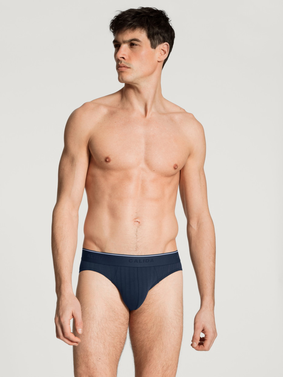 Herren-Model trägt Slip, 3er-Pack aus Baumwolle in Blau, Einfarbig aus Serie Pure & Style von CALIDA, Vorderansicht