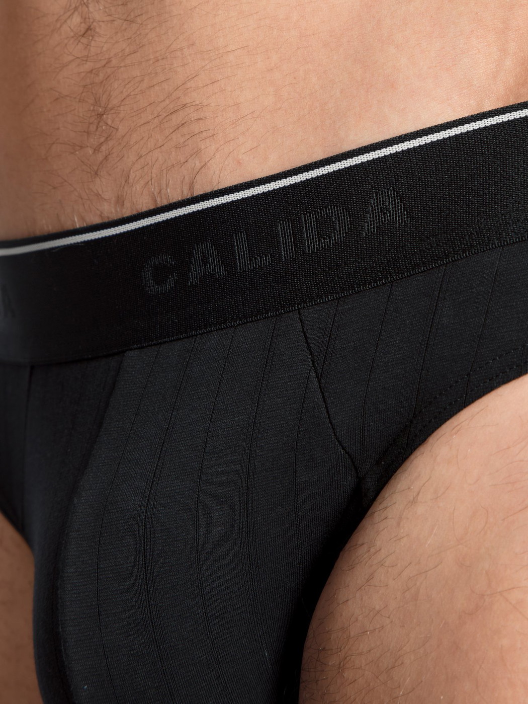 Herren - Slip, 3er-Pack aus Baumwolle in Schwarz, Einfarbig aus Serie Pure & Style von CALIDA, Detail