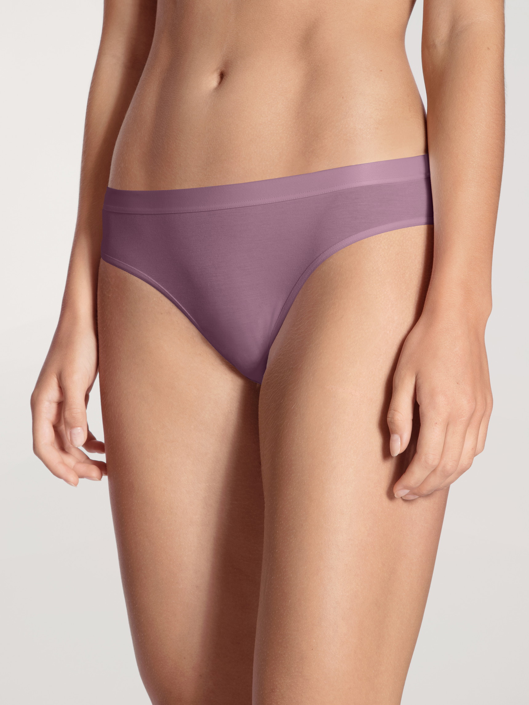 Damen-Model trägt Slip, regular cut aus Baumwolle in Violett, Einfarbig aus Serie Natural Joy Xtra von CALIDA, Vorderansicht
