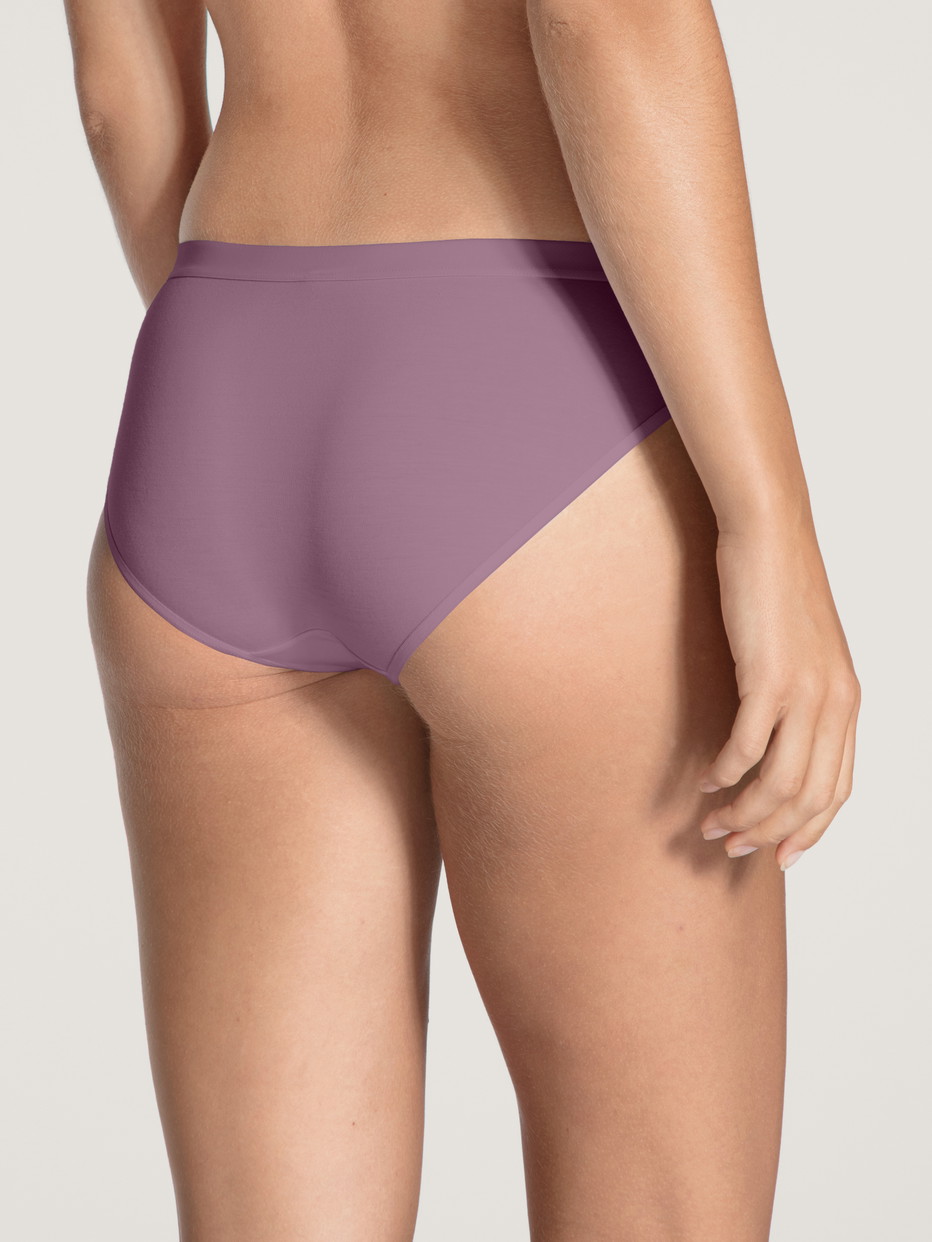 Damen-Model trägt Slip, regular cut aus Baumwolle in Violett, Einfarbig aus Serie Natural Joy Xtra von CALIDA, Rückansicht