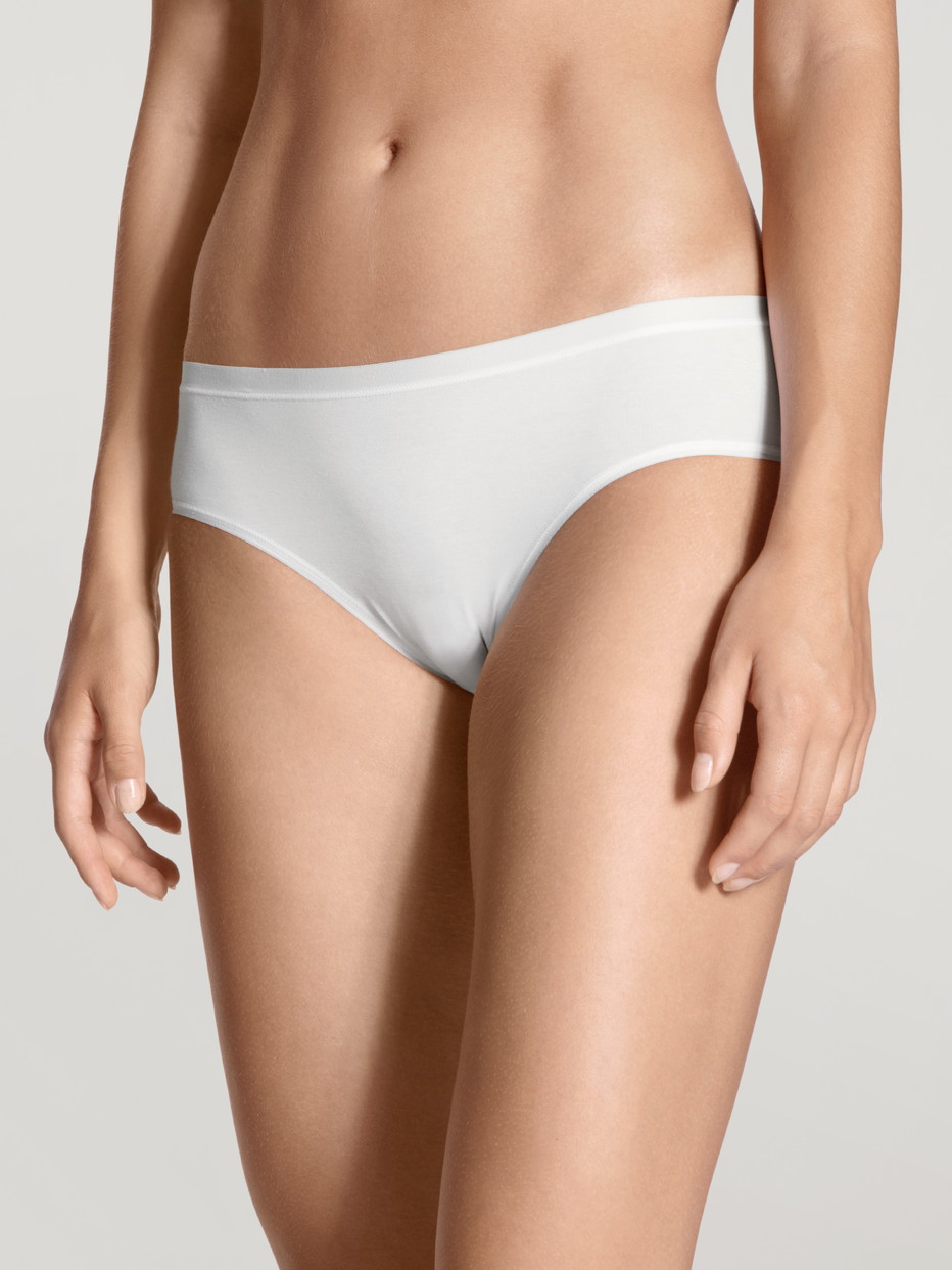 Damen-Model trägt Slip, regular cut aus Baumwolle in Weiß, Einfarbig aus Serie Natural Comfort von CALIDA, Vorderansicht