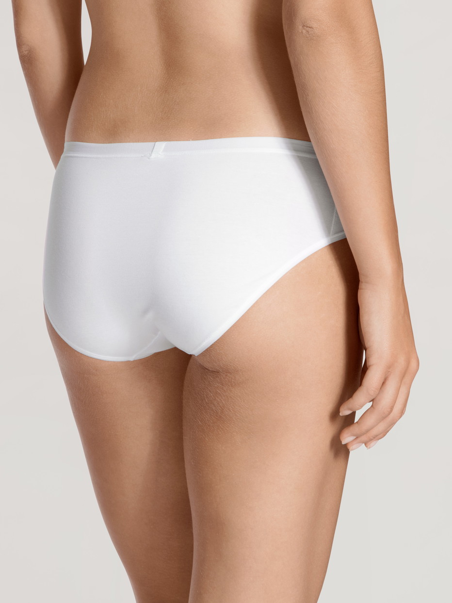 Damen-Model trägt Slip, regular cut aus Baumwolle in Weiß, Einfarbig aus Serie Natural Comfort von CALIDA, Rückansicht