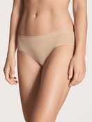 Le mannequin Femme porte le/la Culotte en Coton de couleur Beige, Unicolore, de la série Natural Comfort de CALIDA, Vue de face