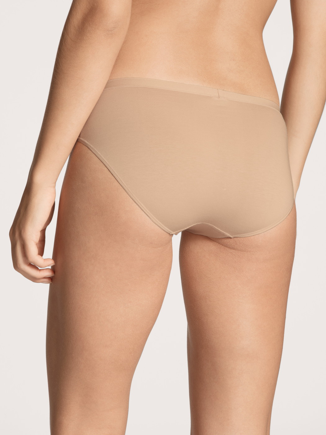 Le mannequin Femme porte le/la Culotte en Coton de couleur Beige, Unicolore, de la série Natural Comfort de CALIDA, Vue arrière