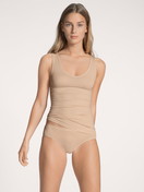 Le mannequin Femme porte le/la Culotte en Coton de couleur Beige, Unicolore, de la série Natural Comfort de CALIDA, Tenue, Vue de face