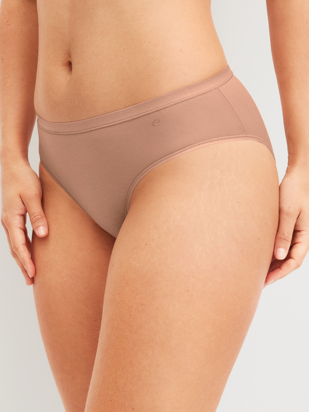 Damen-Model trägt Slip, regular cut aus Baumwolle in Braun, Einfarbig aus Serie Natural Comfort von CALIDA, Vorderansicht