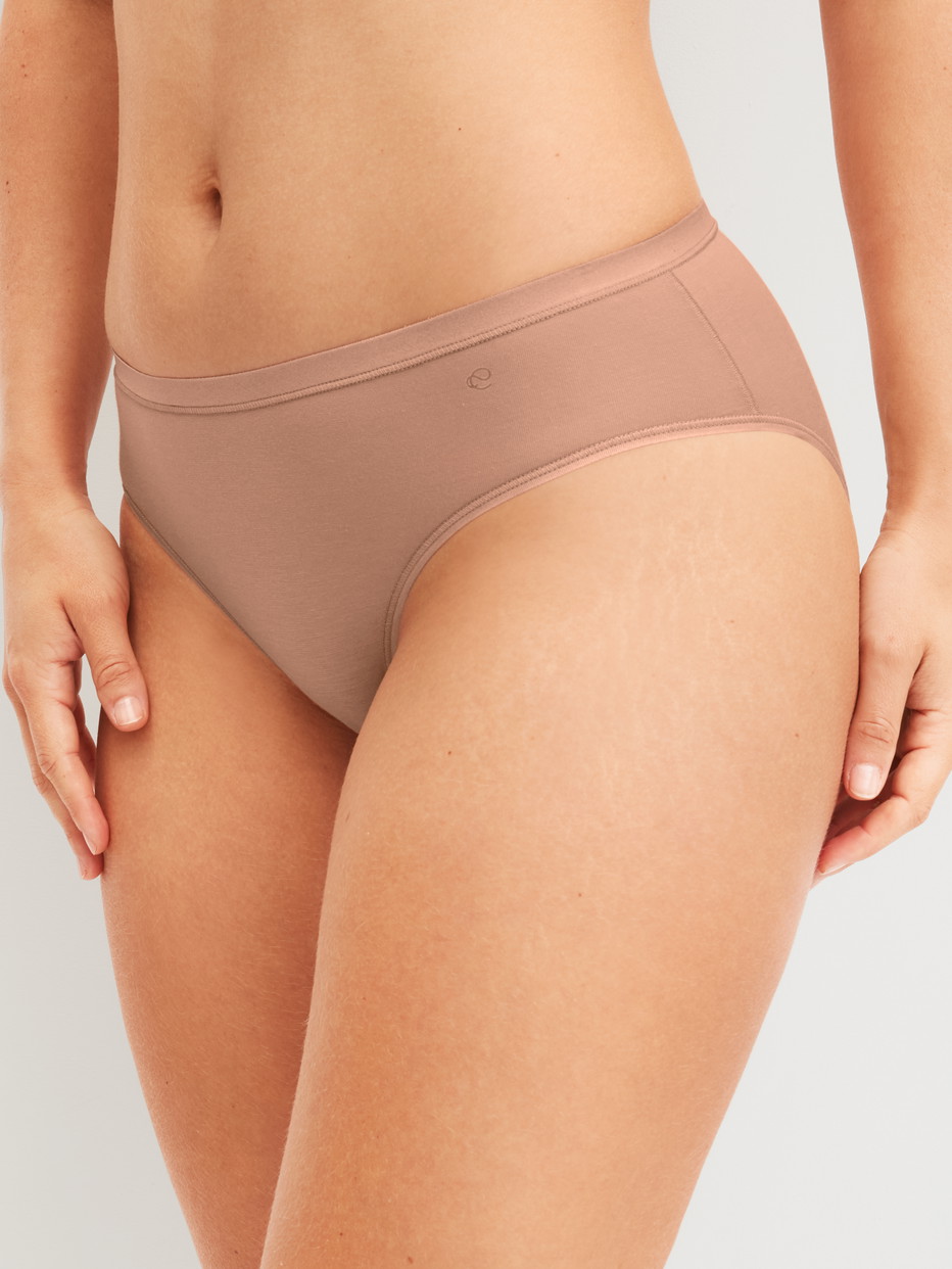 Damen-Model trägt Slip, regular cut aus Baumwolle in Braun, Einfarbig aus Serie Natural Comfort von CALIDA, Vorderansicht
