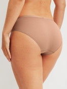 Damen-Model trägt Slip, regular cut aus Baumwolle in Braun, Einfarbig aus Serie Natural Comfort von CALIDA, Rückansicht