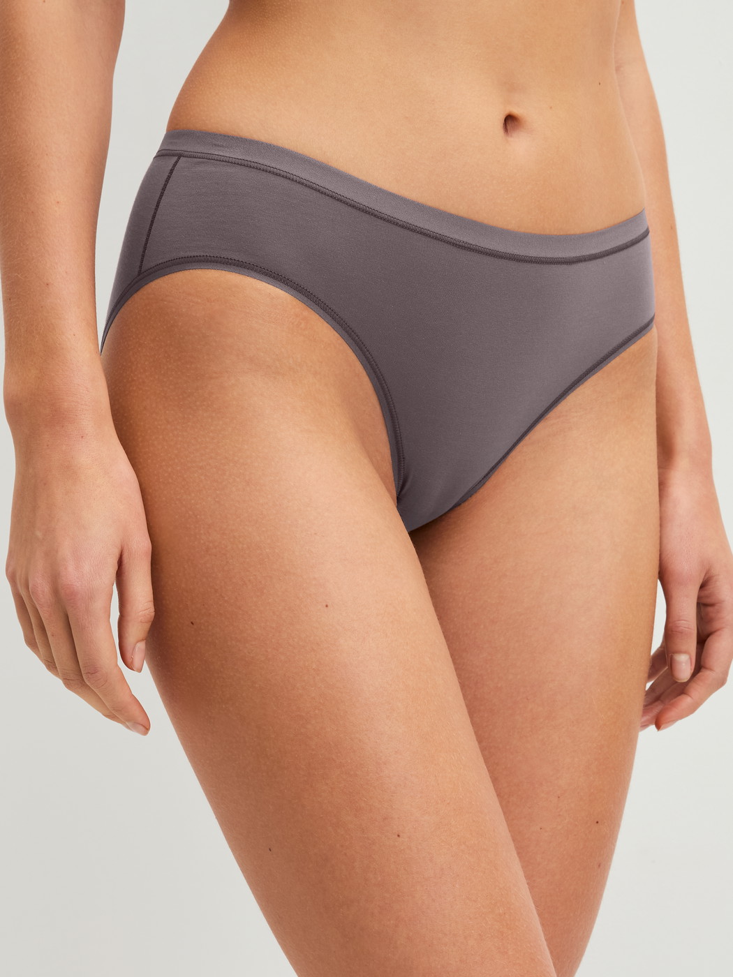 Le mannequin Femme porte le/la Culotte en Coton de couleur Marron, Unicolore, de la série Natural Comfort de CALIDA, Vue de face