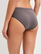 Le mannequin Femme porte le/la Culotte en Coton de couleur Marron, Unicolore, de la série Natural Comfort de CALIDA, Vue arrière
