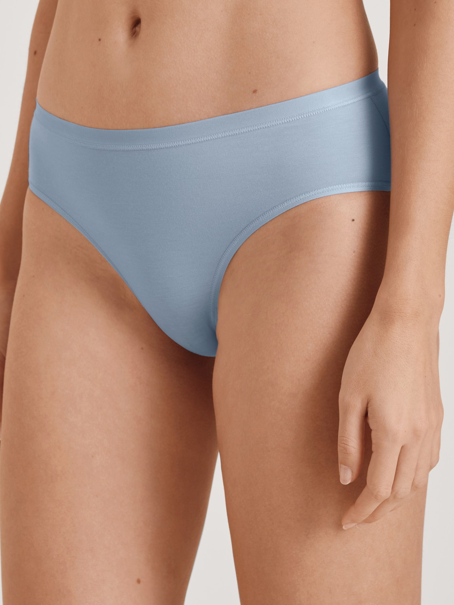 Le mannequin Femme porte le/la Culotte en Swiss+Cotton de couleur Gris, Unicolore, de la série Natural Comfort de CALIDA, Vue de face