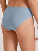 Le mannequin Femme porte le/la Culotte en Swiss+Cotton de couleur Gris, Unicolore, de la série Natural Comfort de CALIDA, Vue arrière