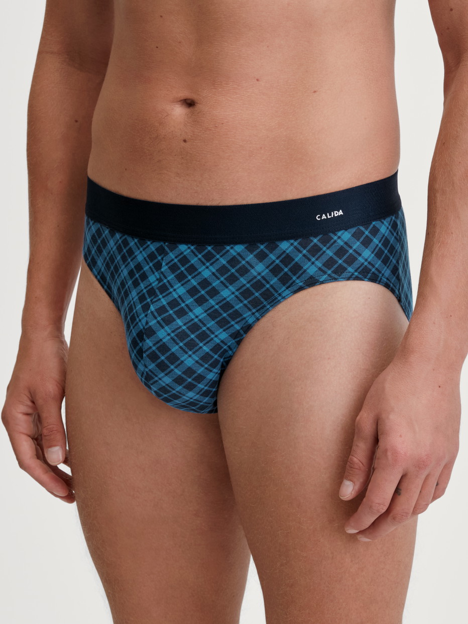 La modella / Il modello Uomo indossa Slip in Cotone di colore Blu, A scacchi, della serie Cotton Code Design di CALIDA, Vista frontale