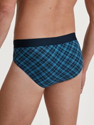 La modella / Il modello Uomo indossa Slip in Cotone di colore Blu, A scacchi, della serie Cotton Code Design di CALIDA, Vista posteriore