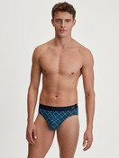 La modella / Il modello Uomo indossa Slip in Cotone di colore Blu, A scacchi, della serie Cotton Code Design di CALIDA, Abbigliamento