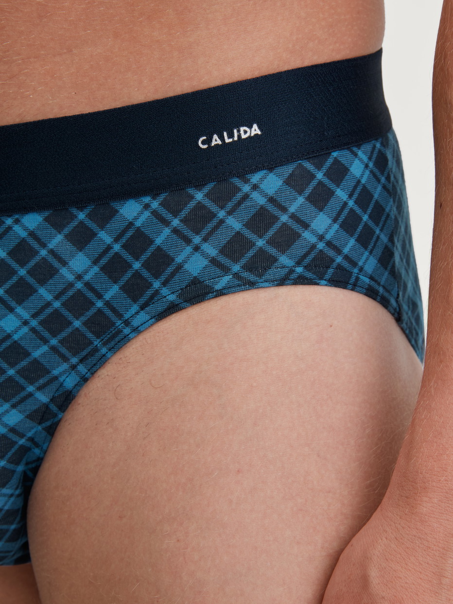 La modella / Il modello Uomo indossa Slip in Cotone di colore Blu, A scacchi, della serie Cotton Code Design di CALIDA, Dettaglio