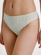 Damen-Model trägt Slip, regular cut aus Pima® Baumwolle in Grau, Einfarbig aus Serie Etude Xtra von CALIDA, Vorderansicht