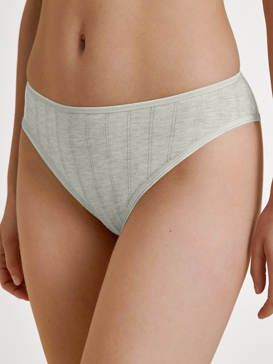 Damen-Model trägt Slip, regular cut aus Pima® Baumwolle in Grau, Einfarbig aus Serie Etude Xtra von CALIDA, Vorderansicht