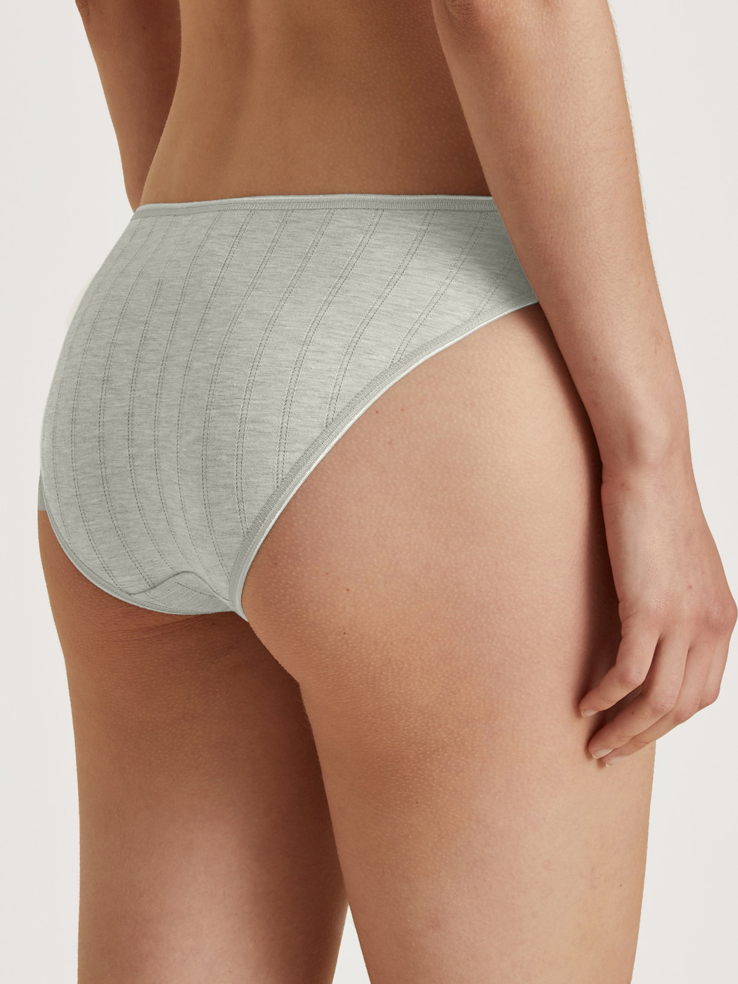 Damen-Model trägt Slip, regular cut aus Pima® Baumwolle in Grau, Einfarbig aus Serie Etude Xtra von CALIDA, Rückansicht