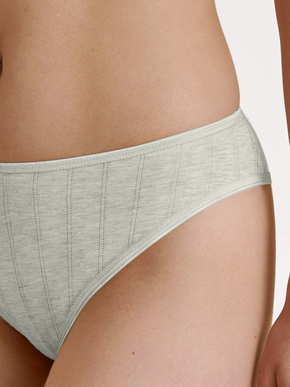 Damen-Model trägt Slip, regular cut aus Pima® Baumwolle in Grau, Einfarbig aus Serie Etude Xtra von CALIDA, Detail