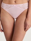 Damen-Model trägt Slip, regular cut aus Modal in Rosa, Spitze aus Serie Modal Sense von CALIDA, Vorderansicht