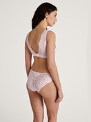 Damen-Model trägt Slip, regular cut aus Modal in Rosa, Spitze aus Serie Modal Sense von CALIDA, Zusatzbild