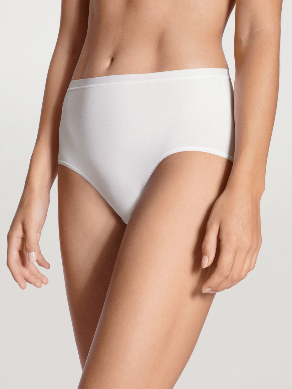 Damen-Model trägt Slip, high waist aus Baumwolle in Weiß, Einfarbig aus Serie Natural Comfort von CALIDA, Vorderansicht