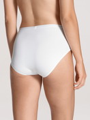 La modella / Il modello Donna indossa Slip in Cotone di colore Bianco, Tinta unita, della serie Natural Comfort di CALIDA, Vista posteriore