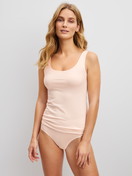 Le mannequin Femme porte le/la Culotte en Coton de couleur Rose, Unicolore, de la série Natural Comfort de CALIDA, Tenue