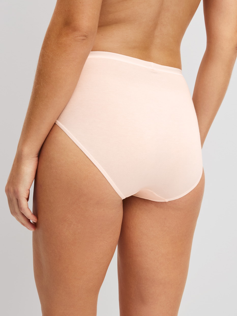 Damen-Model trägt Slip, high waist aus Baumwolle in Rosa, Einfarbig aus Serie Natural Comfort von CALIDA, Detail