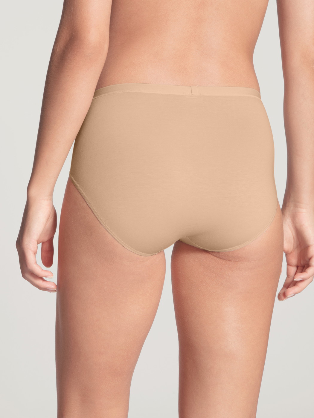 La modella / Il modello Donna indossa Slip in Cotone di colore Beige, Tinta unita, della serie Natural Comfort di CALIDA, Vista posteriore