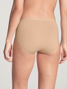 La modella / Il modello Donna indossa Slip in Cotone di colore Beige, Tinta unita, della serie Natural Comfort di CALIDA, Vista posteriore