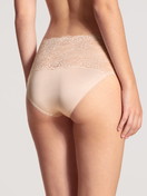 Damen-Model trägt Slip mit Spitzenbund, high waist aus Baumwolle in Weiß, Spitze aus Serie Sensual Secrets von CALIDA, Rückansicht