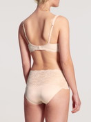 Damen-Model trägt Slip mit Spitzenbund, high waist aus Baumwolle in Weiß, Spitze aus Serie Sensual Secrets von CALIDA, Rückansicht