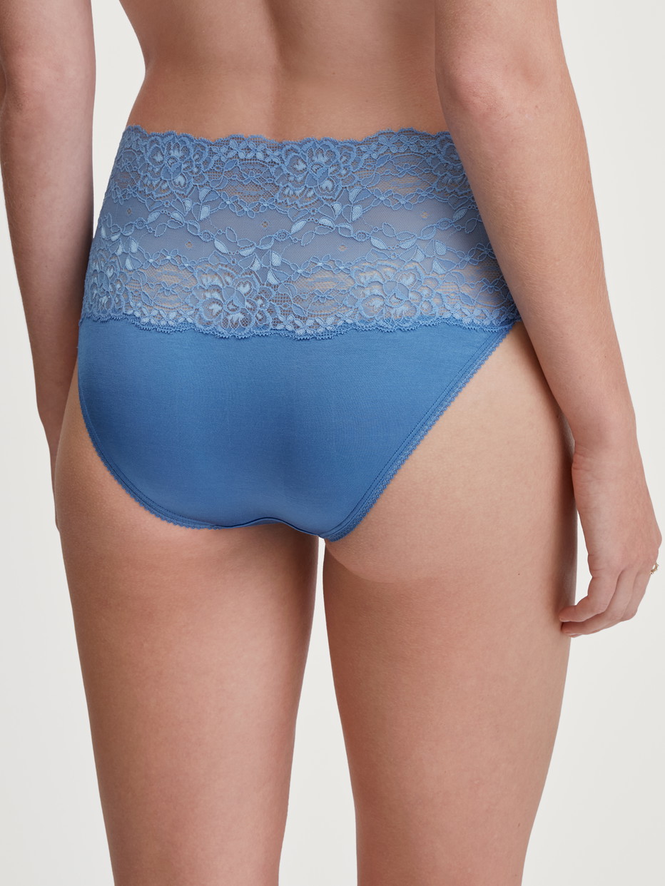 La modella / Il modello Donna indossa Slip a vita alta con fascia in pizzo in Pizzo di colore Blu, Pizzo, della serie Sensual Secrets di CALIDA, Vista posteriore