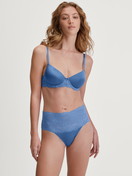 Damen-Model trägt Slip mit Spitzenbund, high waist aus Spitze in Blau, Spitze aus Serie Sensual Secrets von CALIDA, Outfit