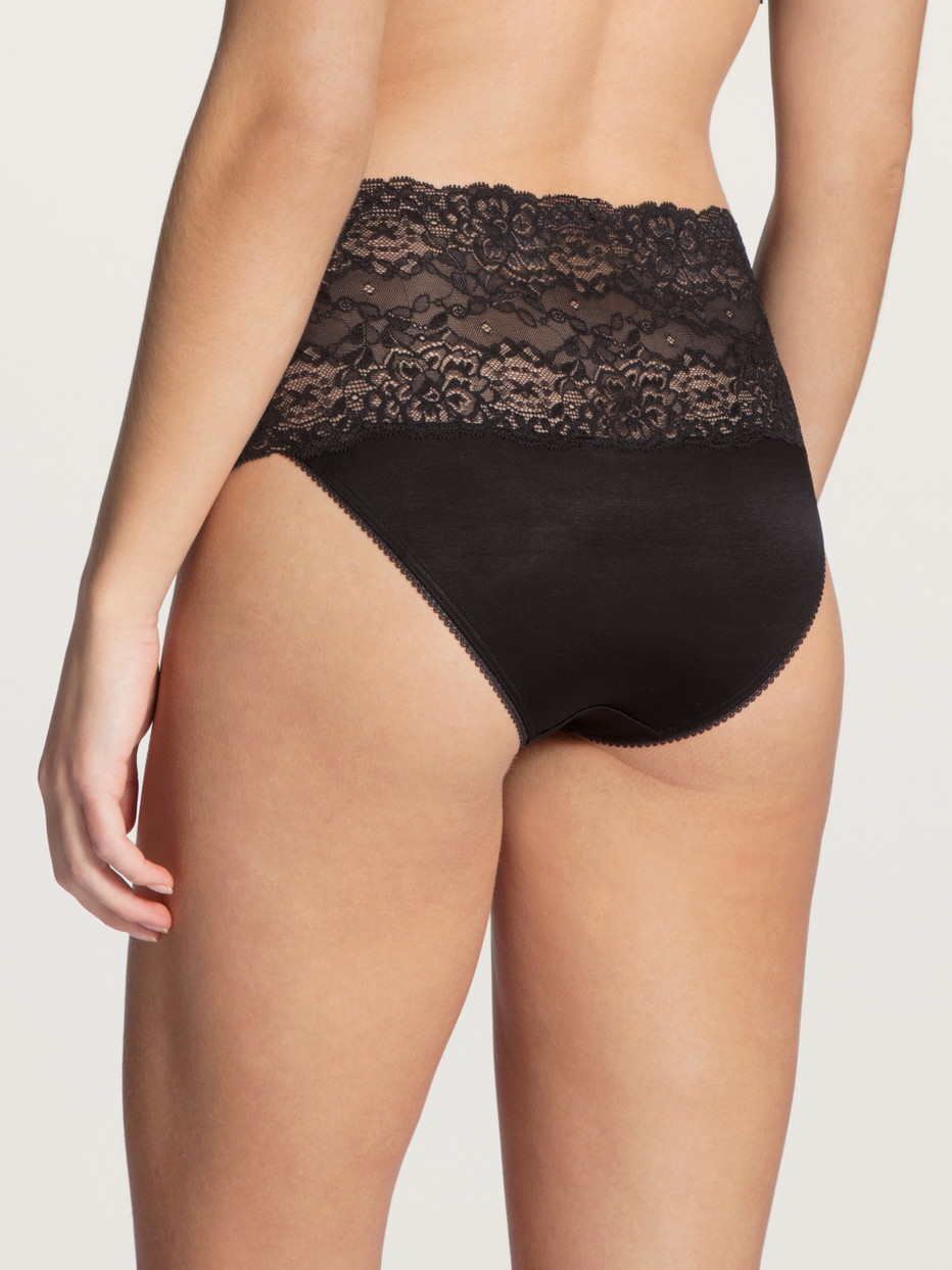 Damen-Model trägt Slip mit Spitzenbund, high waist aus Baumwolle in Schwarz, Spitze aus Serie Sensual Secrets von CALIDA, Rückansicht