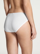 Le mannequin Femme porte le/la Culotte en 100% coton de couleur Blanc, Unicolore, de la série Feminin Sense de CALIDA, Vue arrière