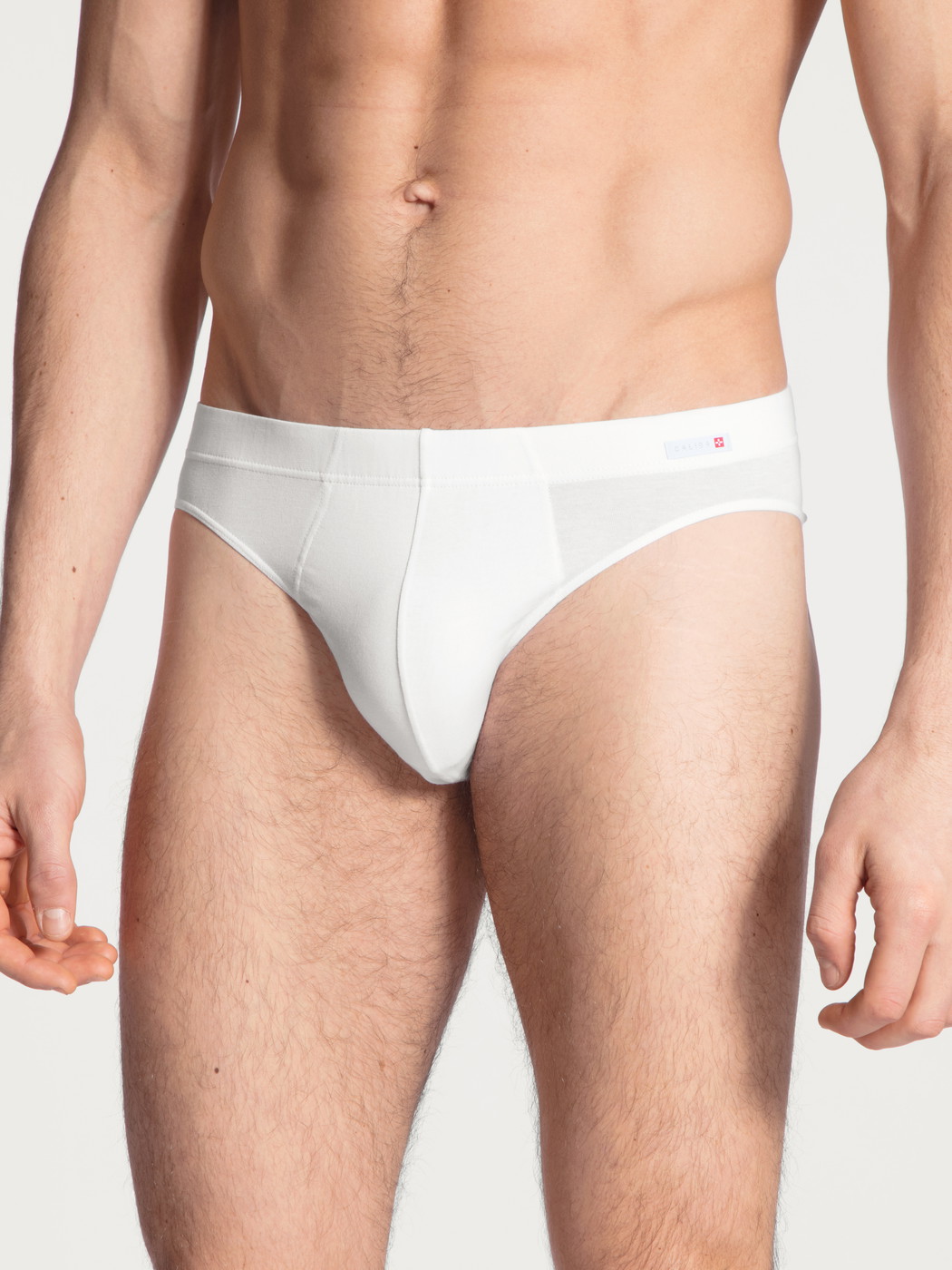 Le mannequin Homme porte le/la Mini slip en Coton de couleur Blanc, Unicolore, de la série Evolution de CALIDA, Vue de face