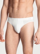 Le mannequin Homme porte le/la Mini slip en Coton de couleur Blanc, Unicolore, de la série Evolution de CALIDA, Vue de face
