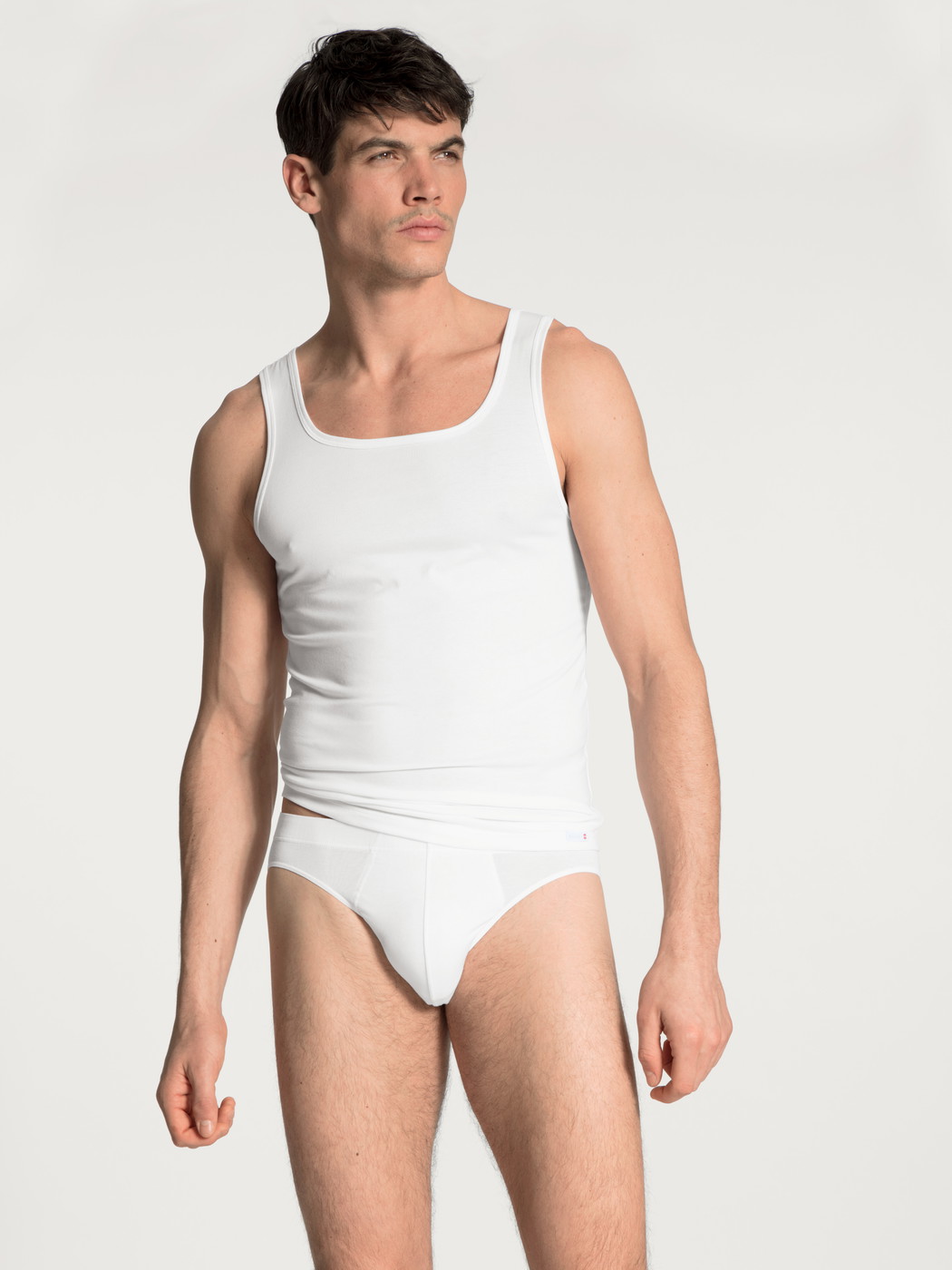 Le mannequin Homme porte le/la Mini slip en Coton de couleur Blanc, Unicolore, de la série Evolution de CALIDA, Tenue, Vue de face