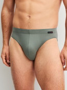 La modella / Il modello Uomo indossa Mini slip in Cotone di colore Verde, Tinta unita, della serie Evolution di CALIDA, Vista frontale